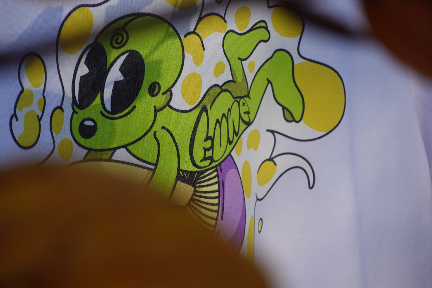 flying alien t-shirt